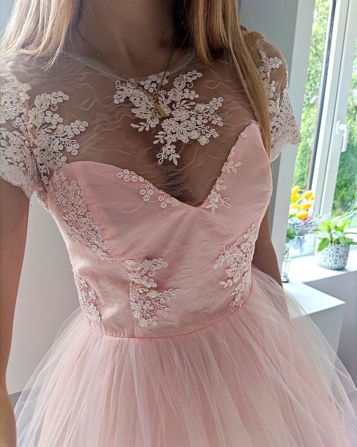 Roosa pitskleit efektse tüllseelikuosaga👗💐